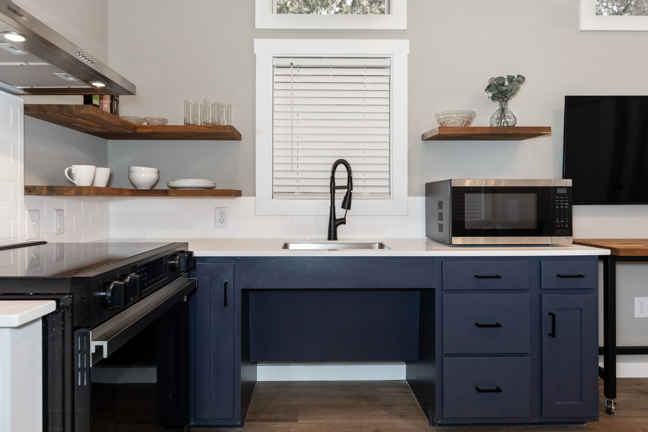 49LS-119_BlueSprings_Kitchen_Nov_2024_01-scaled